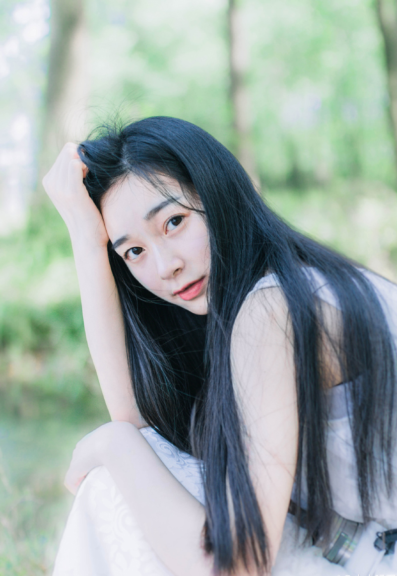 “原来如此。”伏德摇了摇头，苦笑道：“我是谁……我自己都快不记得了，我们这种人，是没有名字，只有代号，我乃夜凰卫，将军也可称我为死间，在来荆州的那一刻，就已经没有准备活着回去。”